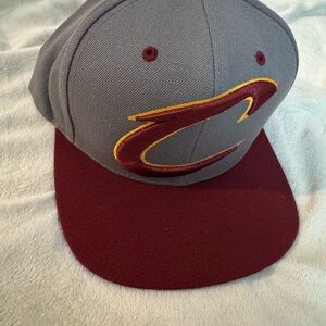 🧢‼️NWOT MITCHELL & NESS NBA CLEVELAND CAVALIERS GRAY / WINE / GOLD LOGO SNAPBACK